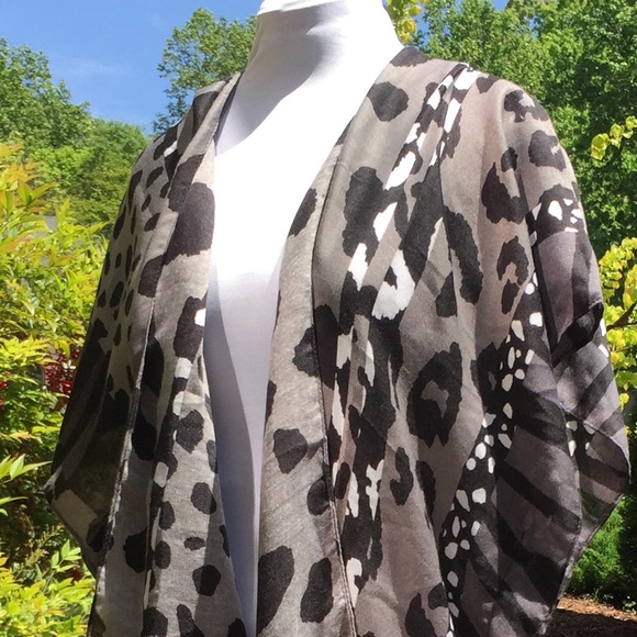 NWT! VERY COOL BLACK/WHITE KIMONO - Picture 7 of 7